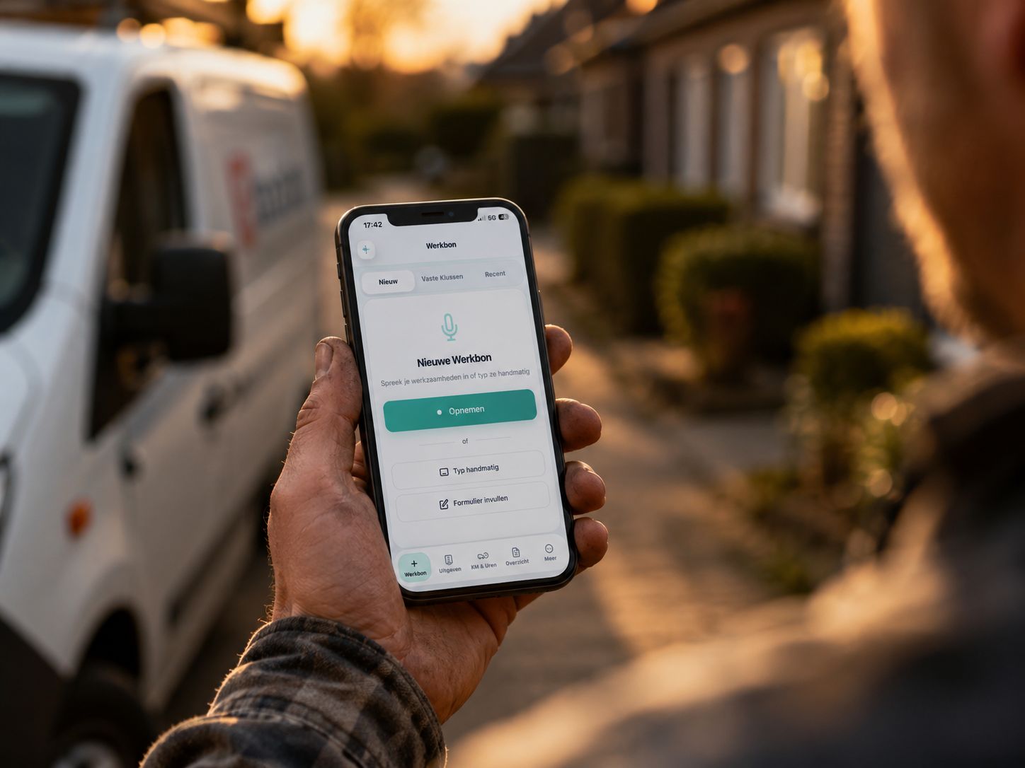AdMemo werkbon op een telefoon naast een werkbus