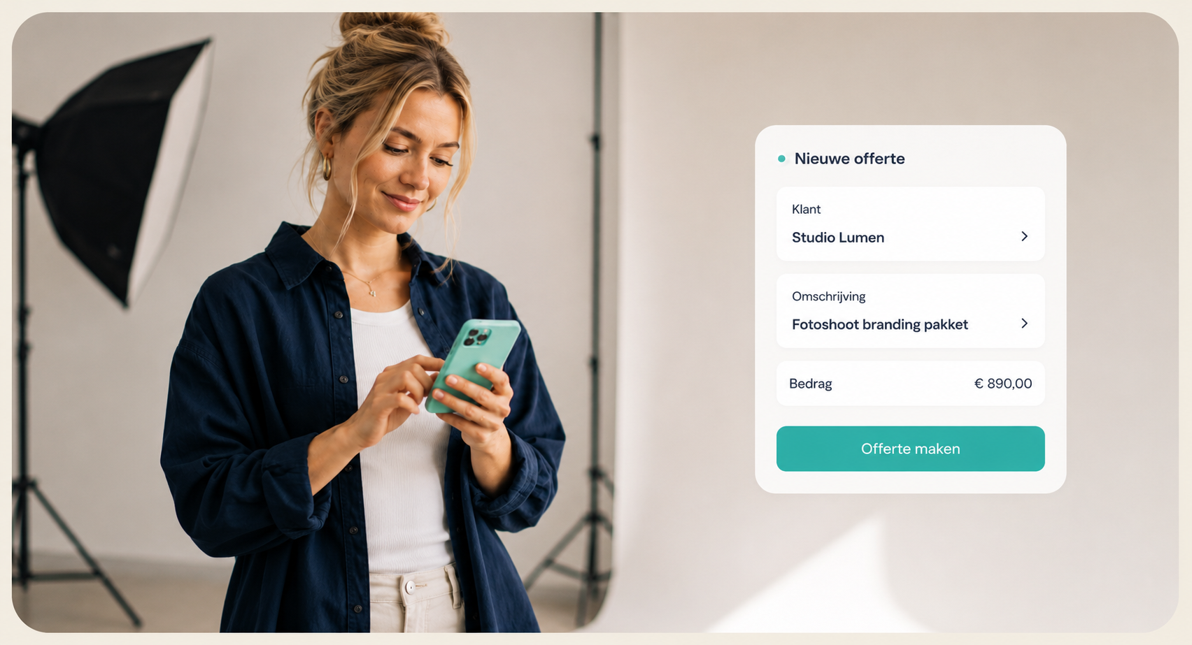 Ondernemer maakt een offerte op haar telefoon