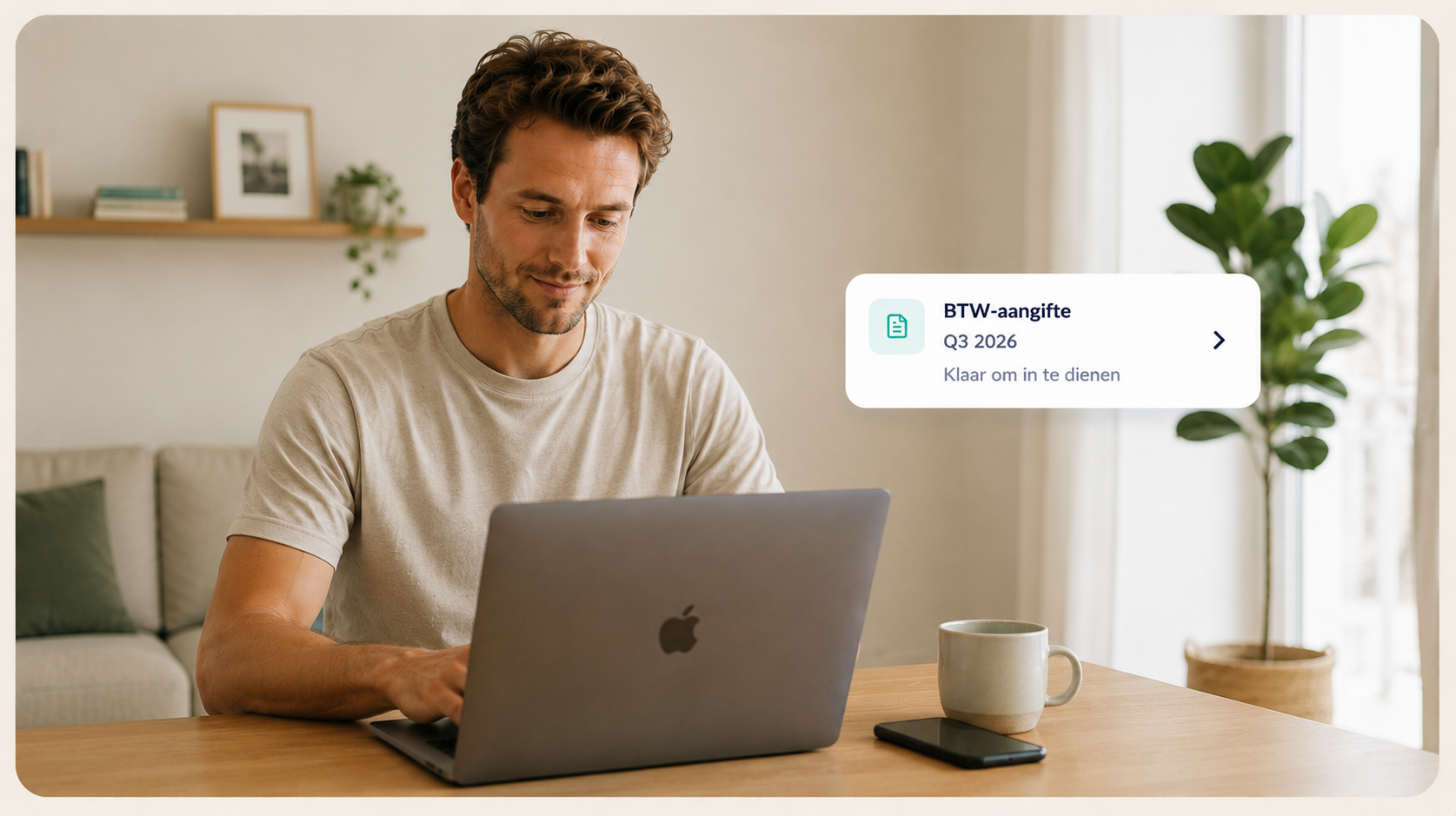 Ondernemer bereidt zijn btw-aangifte voor op een laptop
